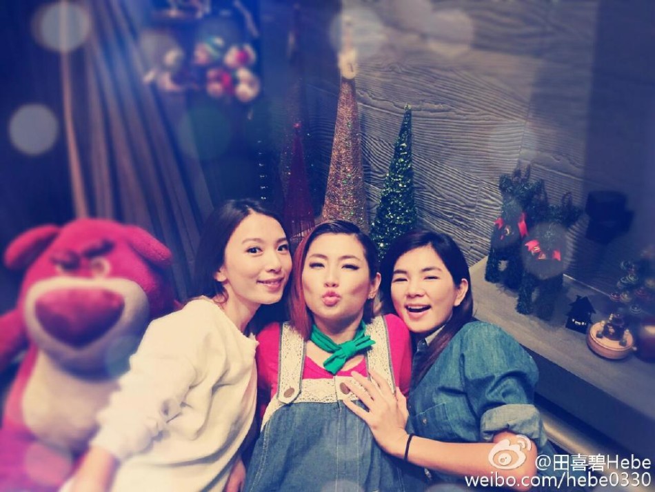 SHE合体 Ella胸袭Selina搞圣诞party(图)_生活频