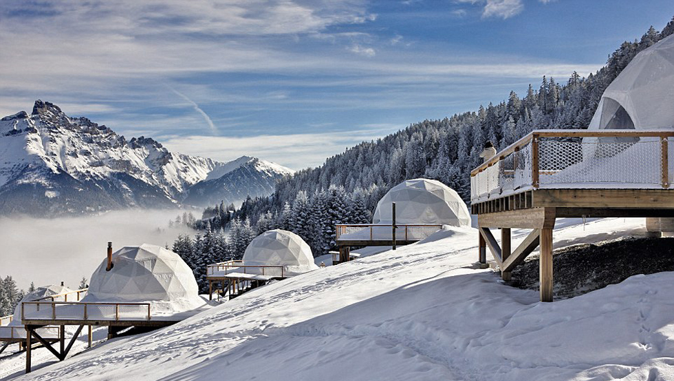 实拍阿尔卑斯山海拔1400米'冰屋'度假区美景