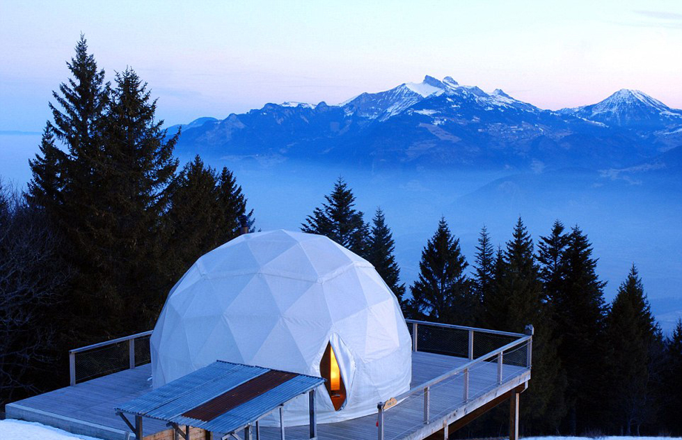 实拍阿尔卑斯山海拔1400米'冰屋'度假区美景