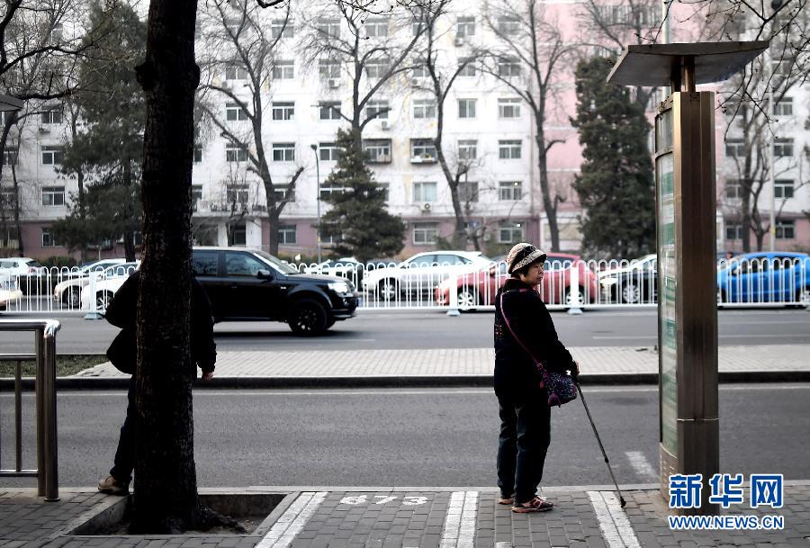 目击北京公共交通全面调价后的首个工作日早高峰[组图]
