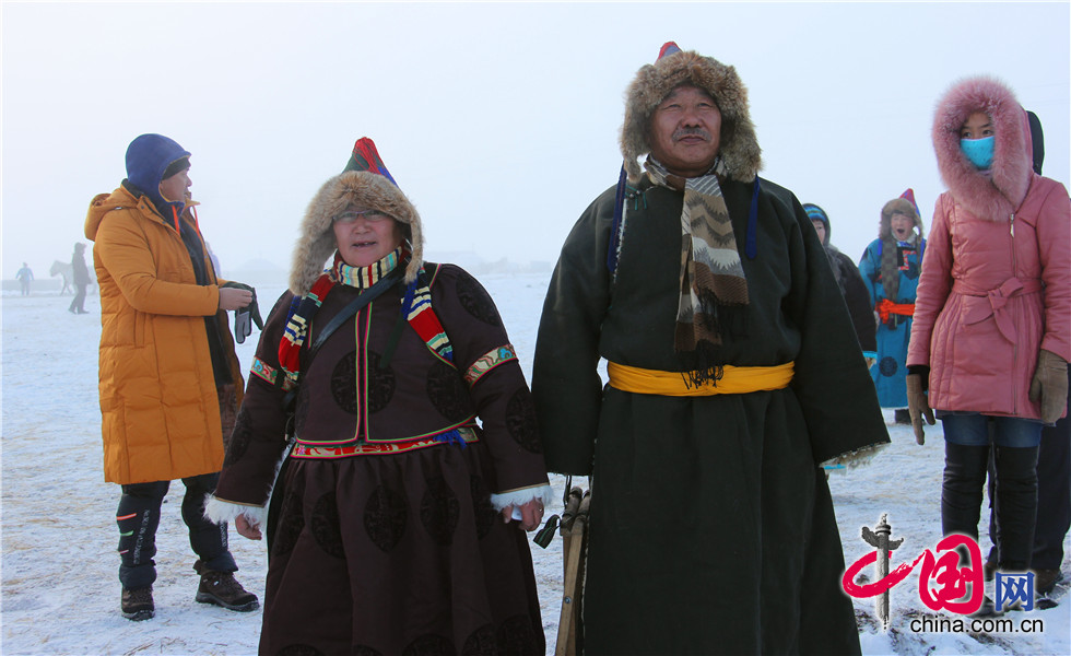 2014中国冰雪那达慕:盛装参加大会的牧民夫妇