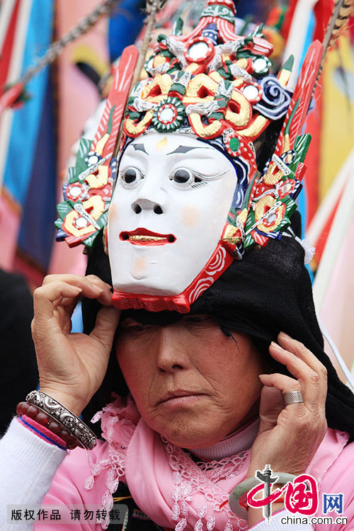 一名地戏表演者揭开面具向外张望。中国网图片库 曹忠宏/摄