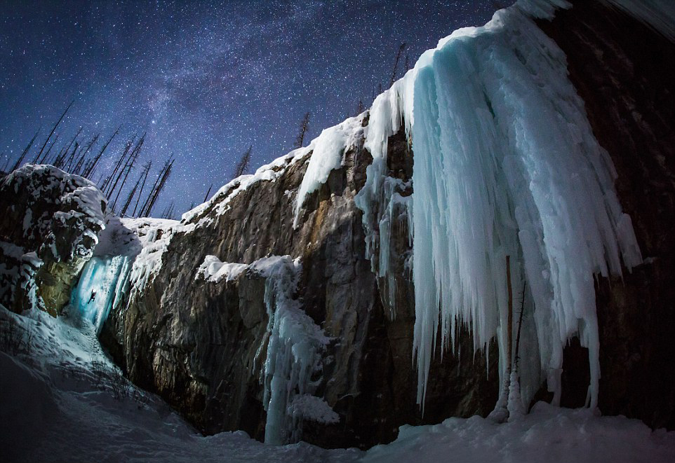 凝固的时间 摄影师零下30度夜拍冰冻瀑布