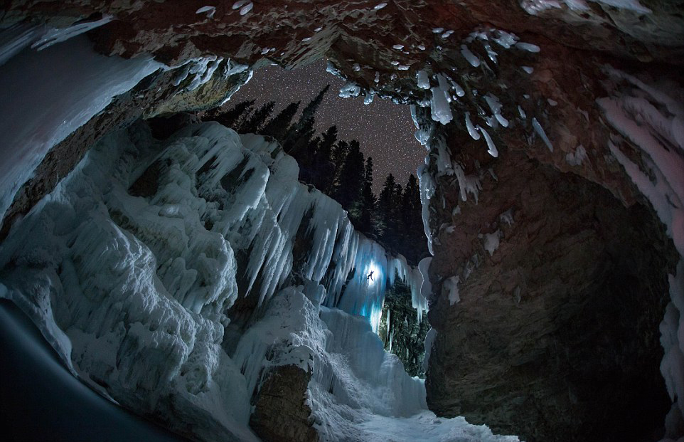 凝固的时间 摄影师零下30度夜拍冰冻瀑布