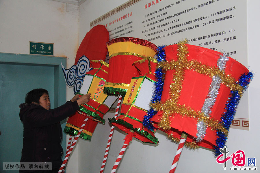 民間藝人正製作鄖陽鳳凰燈舞中的鮮花燈飾。中國網圖片庫 曹忠宏/攝