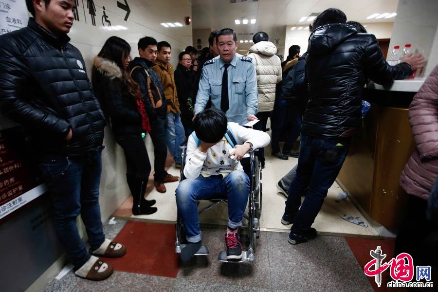  2014年12月31日晚23时35分许，上海市黄浦区外滩陈毅广场发生群众拥挤踩踏事故，致35人死亡，43人受伤。 2015年01月01日，上海，一位亲历踩踏事故的受伤游客坐在轮椅上。 图片来源：CFP