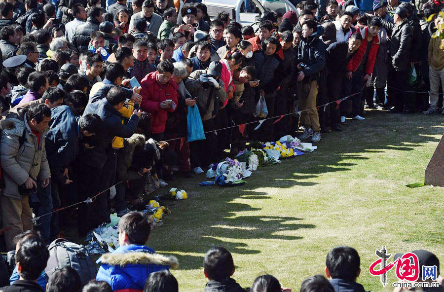 2015年1月1日，上海，民眾前往外灘踩踏事故事發地附近獻花，緬懷逝者。圖片來源：CFP