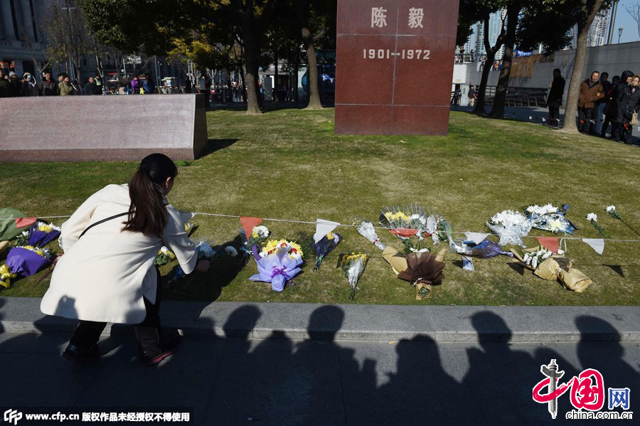 2015年1月1日，上海，民眾前往外灘踩踏事故事發地附近獻花，緬懷逝者。圖片來源：CFP