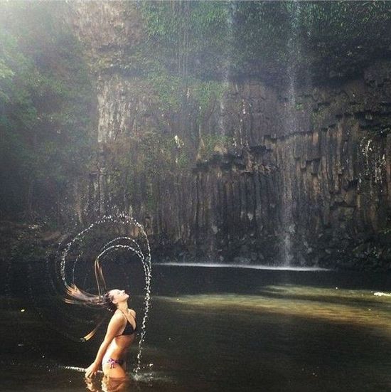 45度角已out 不需漂亮身材好“美人鱼”式自拍流行