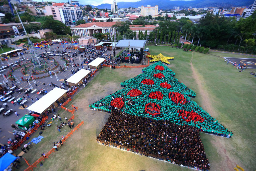 洪都拉斯3000市民组人体圣诞树 创吉尼斯纪录