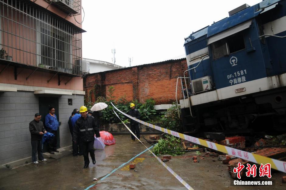 广西柳州一火车头撞破围墙冲进居民小区