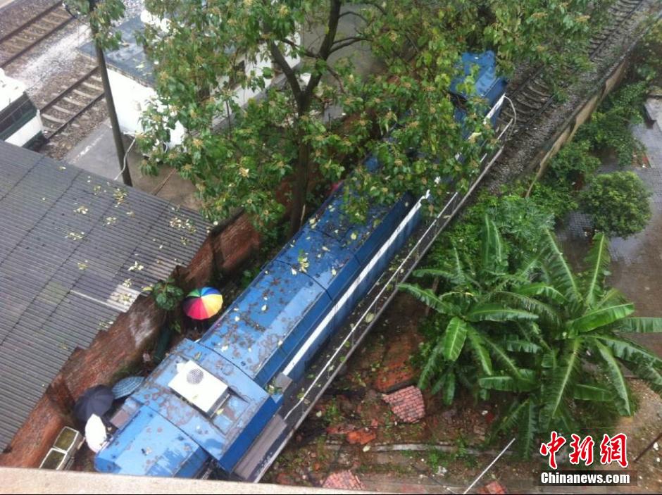 广西柳州一火车头撞破围墙冲进居民小区