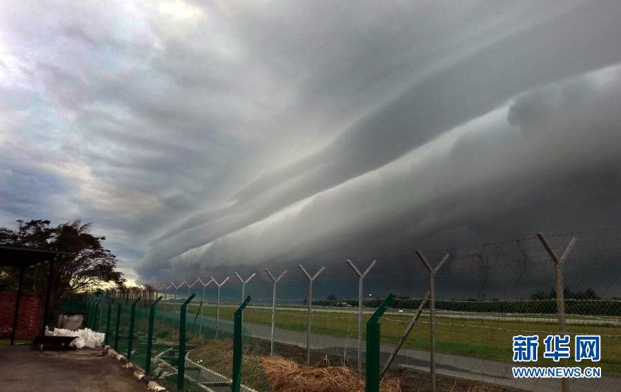 馬來西亞沙巴州上空出現罕見“卷軸雲”