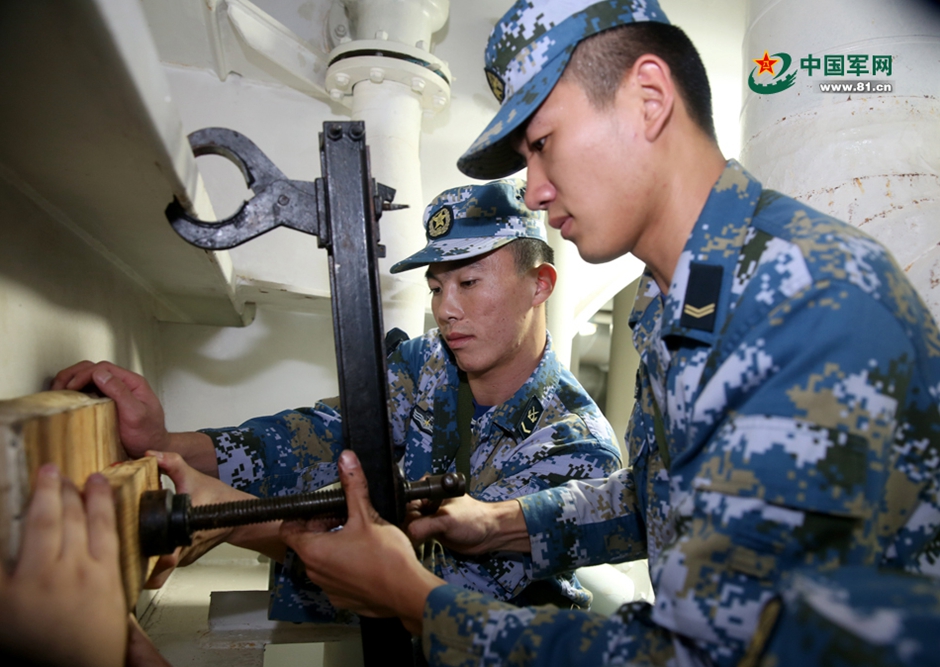 中國兩棲艦“中彈”後緊急攻防 火力全開