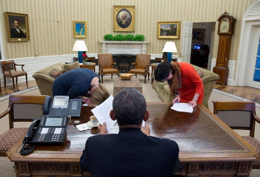 镜头下奥巴马的2014：俯身打苍蝇 携女远足