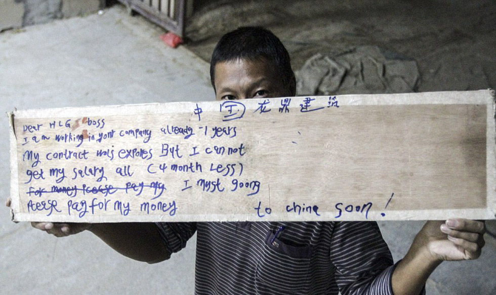 实拍迪拜外籍劳工艰苦生活:中国工人举标语求助讨薪