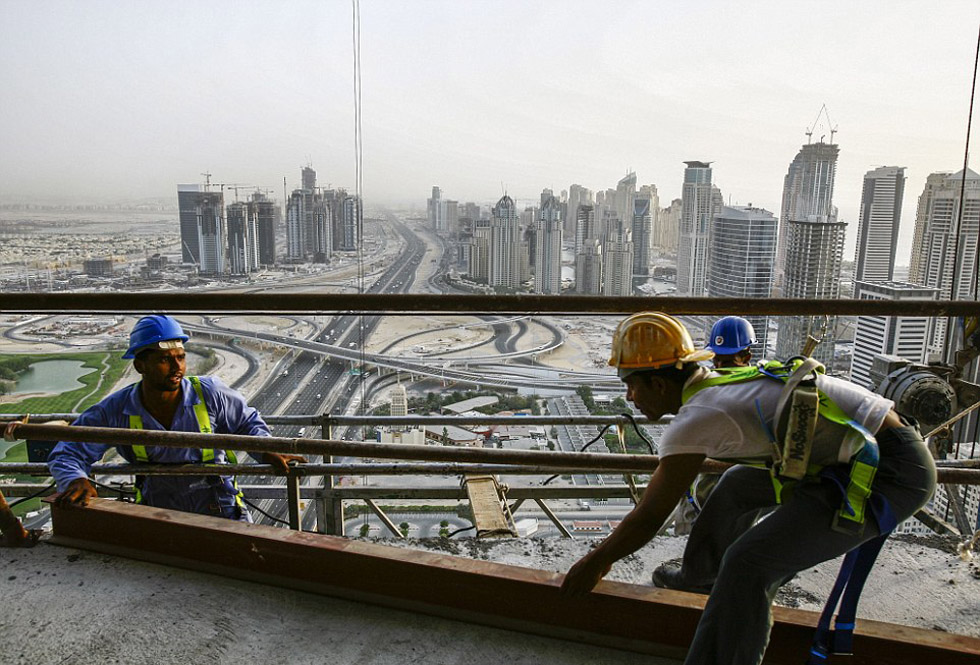 實拍迪拜外籍勞工艱苦生活:中國工人舉標語求助討薪