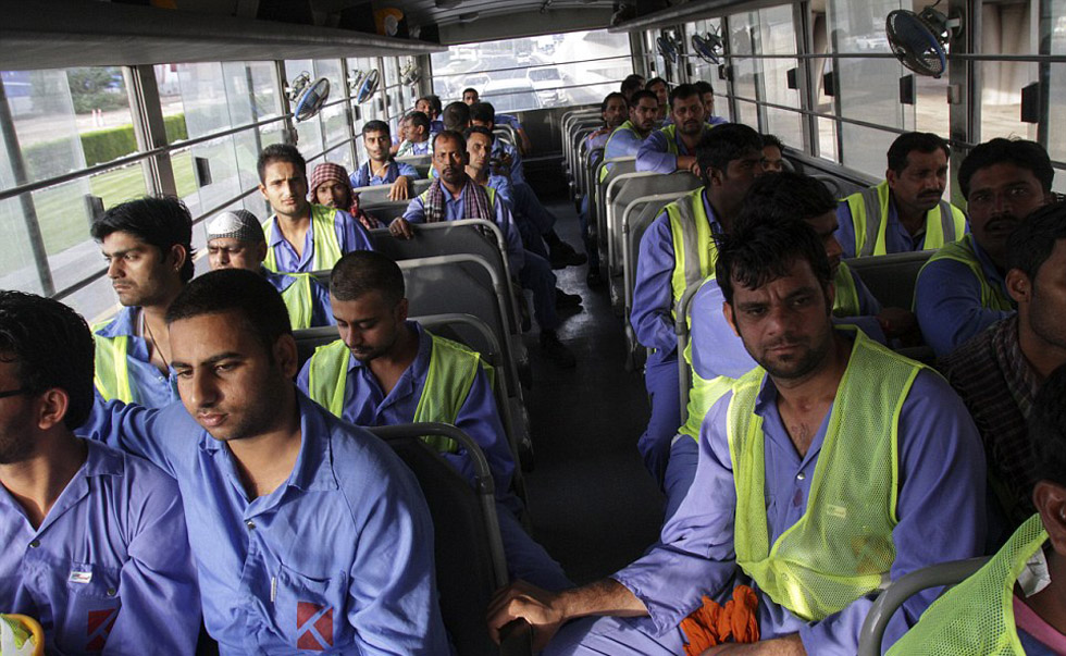 實拍迪拜外籍勞工艱苦生活:中國工人舉標語求助討薪