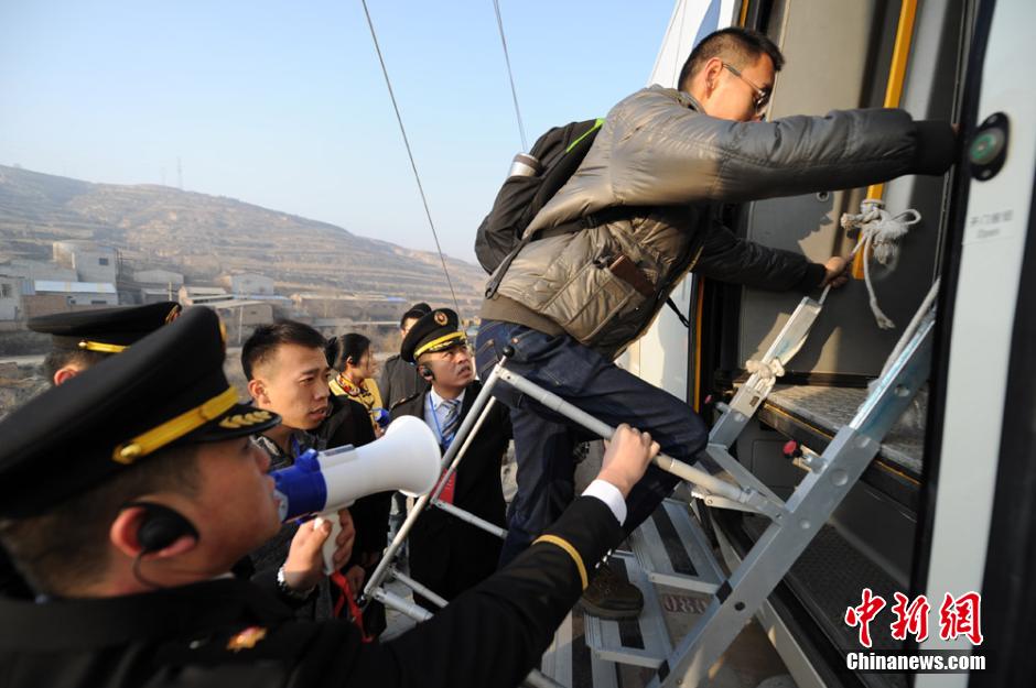 中国首条高原高铁动车举行故障模拟和应急救援演练