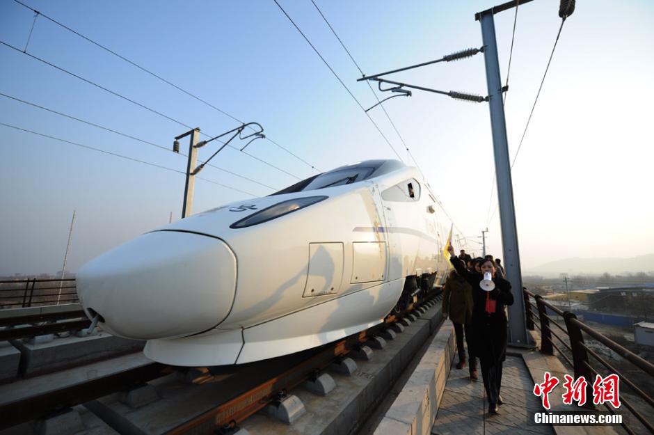 中国首条高原高铁动车举行故障模拟和应急救援演练