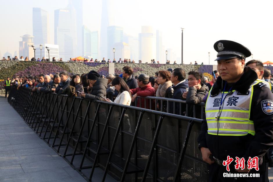 上海外滩增护栏维持秩序