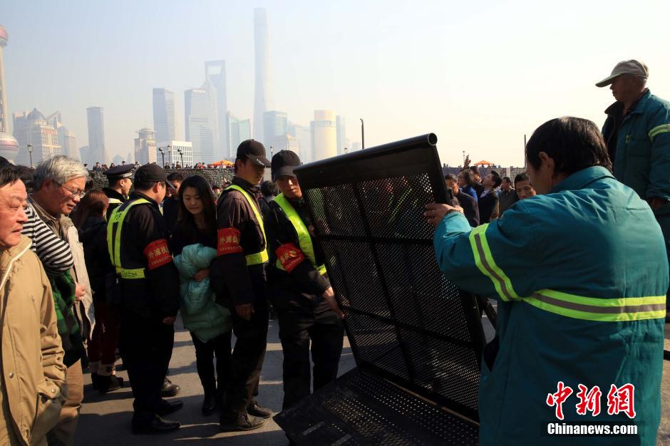 上海外灘增護欄維持秩序