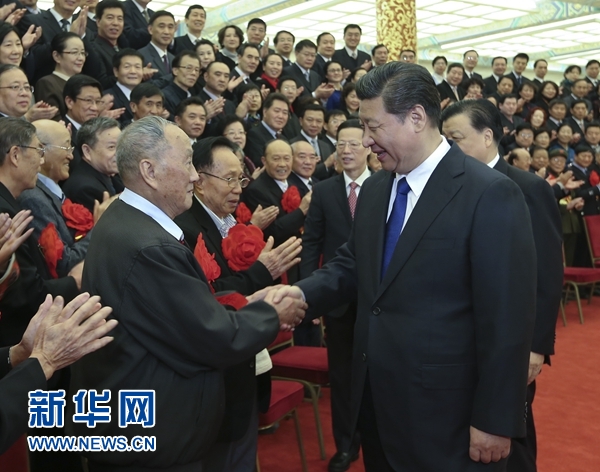  11月26日，党和国家领导人习近平、刘云山、张高丽等在北京人民大会堂会见全国离退休干部先进集体和先进个人代表。 新华社记者 兰红光 摄