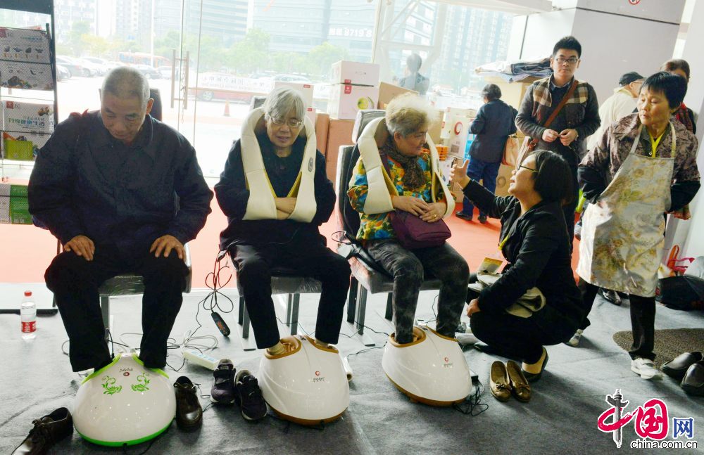 2014年11月13日，浙江省杭州市，老年人在体验自动足底按摩器。（资料图） 中国网图片库 龙巍摄影