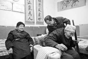  南京创新居家养老模式“子女在家照顾困难老人，政府发补贴”的报道，引发了社会热烈反响（资料图）。现代快报记者 赵杰 摄