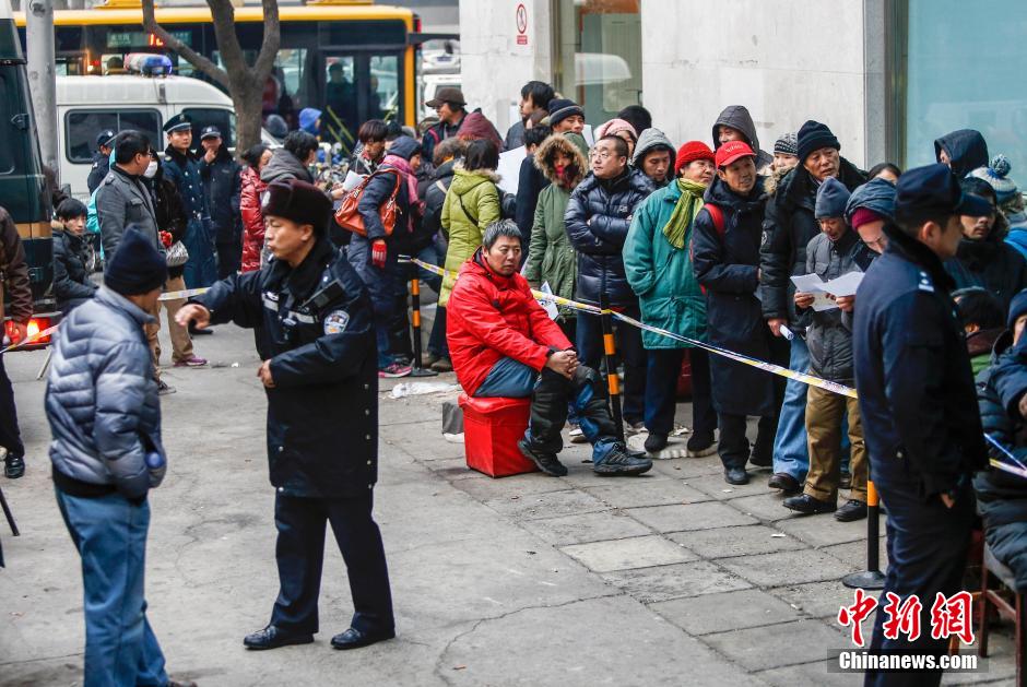 《乙未年》羊年邮票发行 民众排长队购买