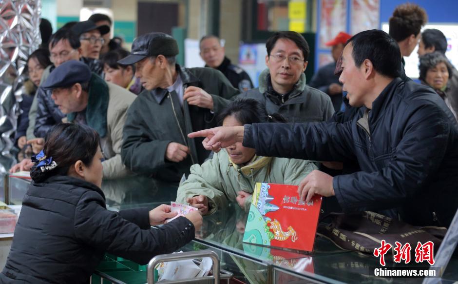 《乙未年》羊年邮票发行 民众排长队购买