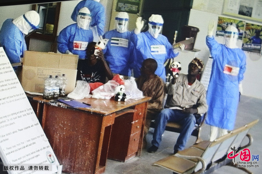 抗击埃博拉一线的一天[组图]