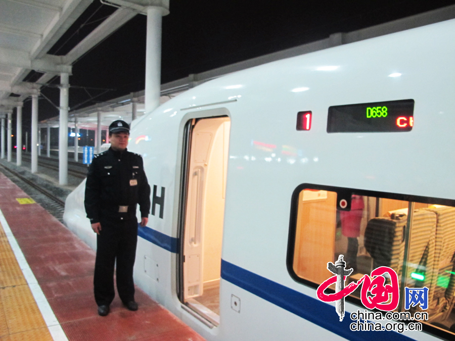 重庆北站至宁波始发，列车乘警立岗车门，维护秩序。