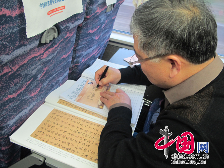 旅客在紀念明信片上寫下新年寄語。