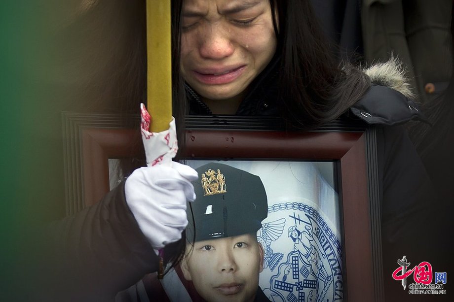 纽约遭枪击华裔警察葬礼 上万同行及民众参加[组图]