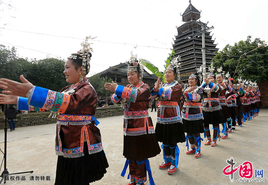 在广西柳州市三江侗族自治县梅林乡梅林村，侗族妇女在表演侗族舞蹈。中国网图片库 谭凯兴/摄