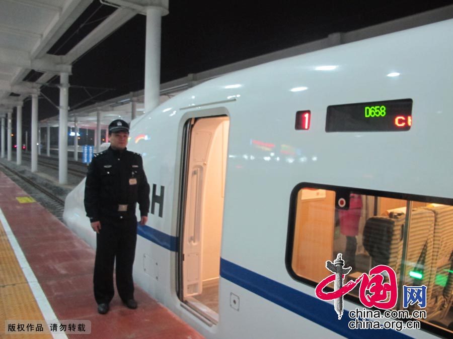 重庆北至宁波动车组首发列车出发