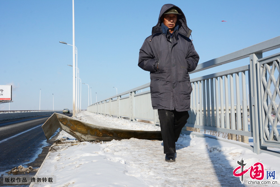 2015年1月6日,在吉林省吉林市雾凇大桥上,市民从钢板高高翘起的大桥上跨越通行。 中国网图片库 王凯冬摄影