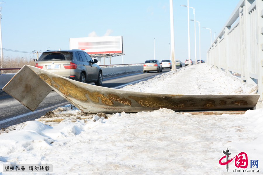 2015年1月6日,吉林省吉林市，在吉林市霧凇大橋上,車輛從損壞後高高翹起的大橋鋼板前駛過。 中國網圖片庫王凱冬攝影