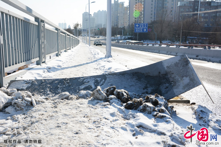 2015年1月6日,吉林省吉林市，在吉林市雾凇大桥上拍摄的损坏后高高翘起的大桥钢板。 中国网图片库王凯冬摄影