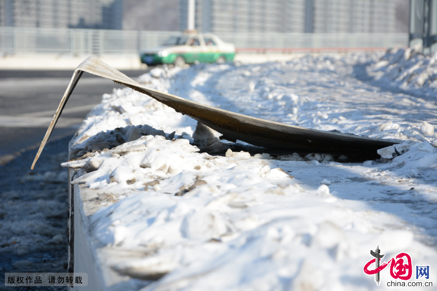 2015年1月6日,吉林省吉林市，在吉林市雾凇大桥上拍摄的损坏后高高翘起的大桥钢板。 中国网图片库王凯冬摄影