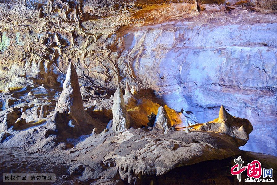 石花洞洞內鐘乳石千姿百態，美不勝收，為北國極為罕見的地下溶洞奇觀。中國網圖片庫 馮軍/攝　　