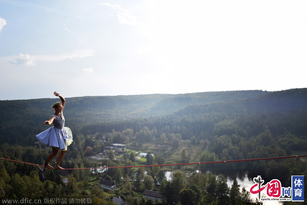 用生命在行走!美国妹子穿高跟鞋走钢丝