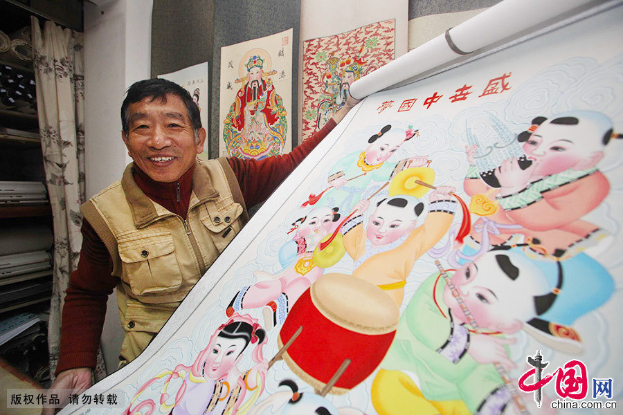  在“年画之乡”杨柳青镇，霍庆有是唯一能够掌握勾、刻、刷、画、裱五项技能的“全能”艺人，被命名为国家级非物质文化遗产杨柳青木版年画的代表性传人。 中国网图片库 旨阅/摄