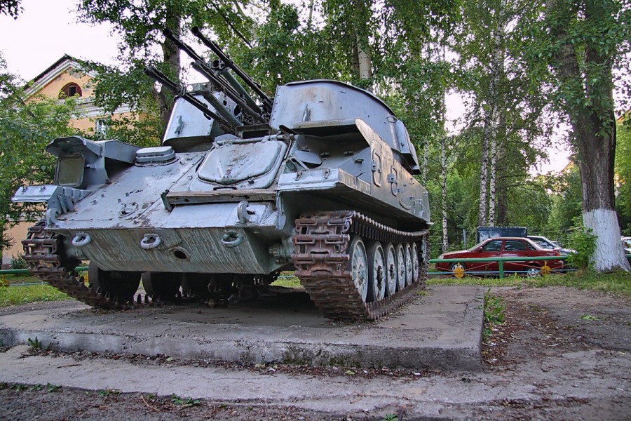 战斗民族儿童园地：游乐设施与坦克摆一起