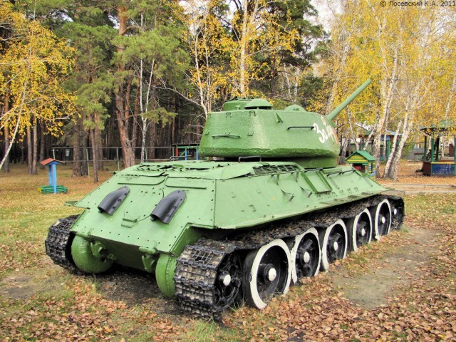 戰鬥民族兒童園地：遊樂設施與坦克擺一起