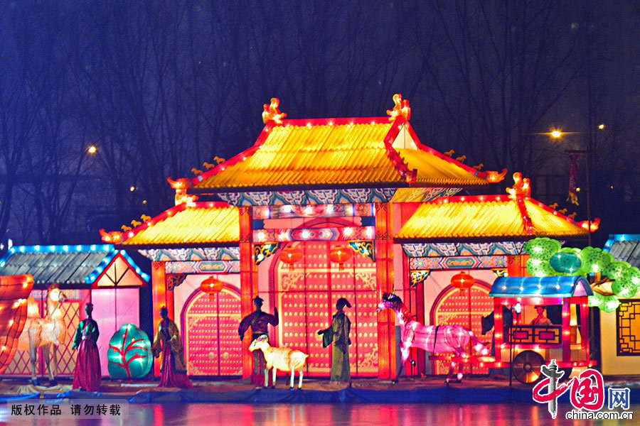  “清明上河圖”實景綵燈將傳世名畫與現代藝術相結合，全長310米，截取了原圖中40多個故事，幾十個特色建築，上百個動物造型，200多個人物形象，幾萬隻LED燈泡鑲嵌其中。遊客置身其中，仿佛跨越時空。中國網圖片庫 馮軍/攝 