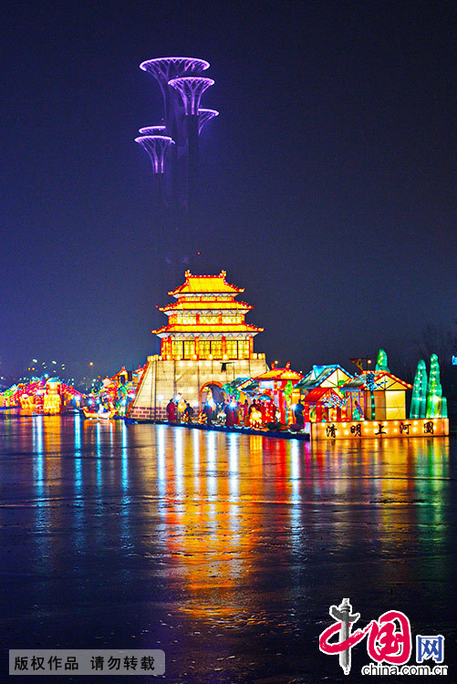  “清明上河图”实景彩灯将传世名画与现代艺术相结合，全长310米，截取了原图中40多个故事，几十个特色建筑，上百个动物造型，200多个人物形象，几万只LED灯泡镶嵌其中。游客置身其中，仿佛跨越时空。中国网图片库 冯军/摄