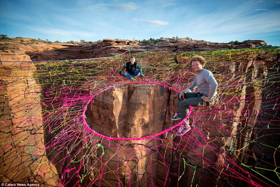 冒险者沙漠峡谷间挂绳网“玩命”