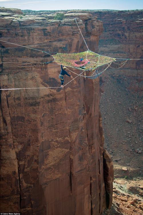冒险者沙漠峡谷间挂绳网“玩命”